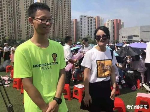老白侃学习|高考考场外，考生当众跪谢母亲，引起众多关注
