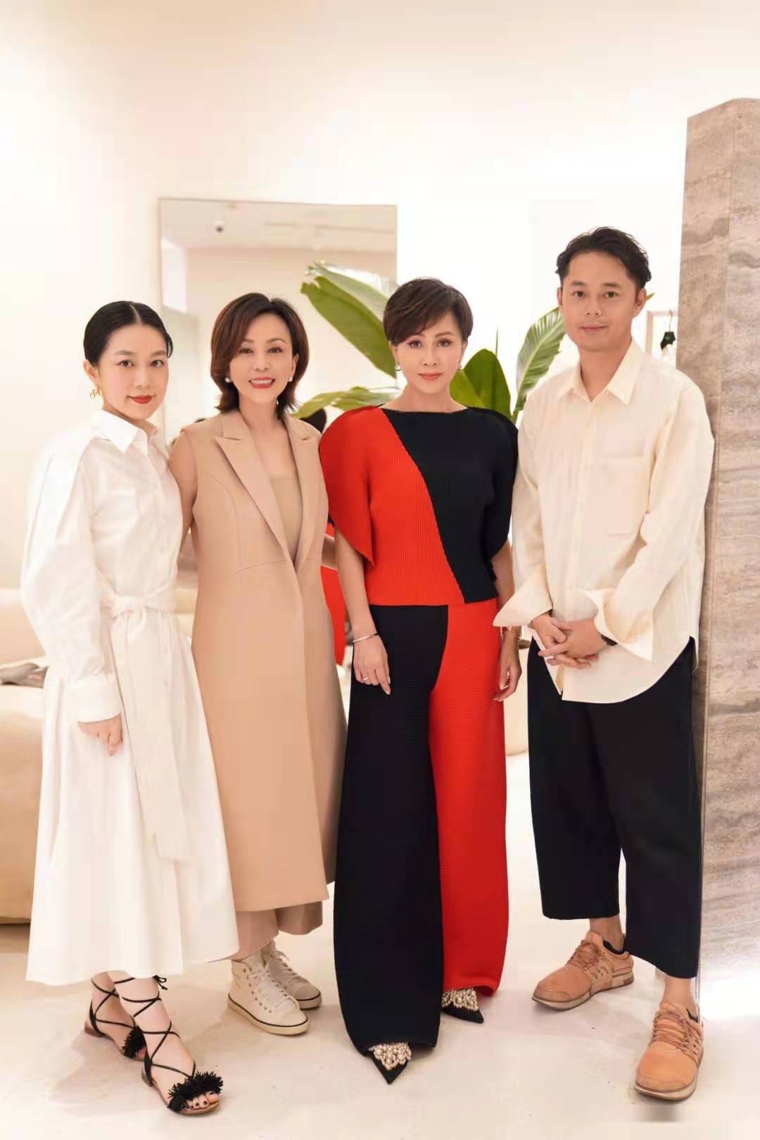 混搭时尚Anna|刘嘉玲越老越有贵妇范,穿红黑拼接装好有气派,丝毫不输50岁王琳