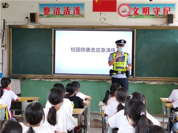 八桂警视 北山边境派出所开展“5.12送安全”校园防袭击应急演练