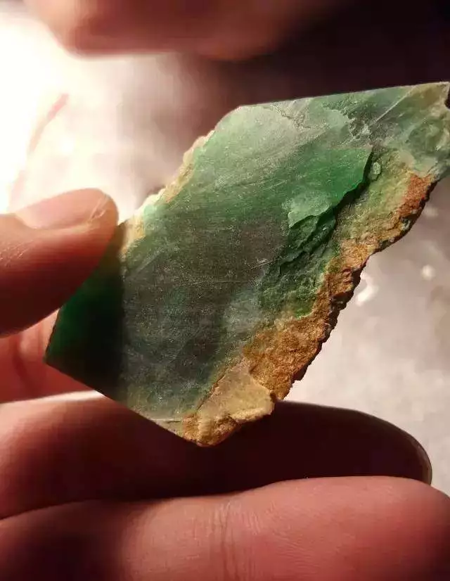 翡翠|400w买的半赌石翡翠原石一刀刀切出帝王绿，足足切涨1000w！！