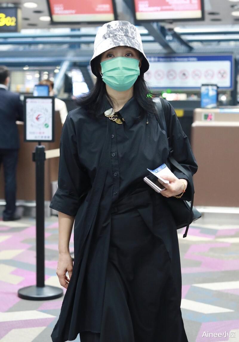 Ainee小屋|奔五的陶虹真有点憔悴了,好在黑色长裙挺显气质,潇洒又霸气