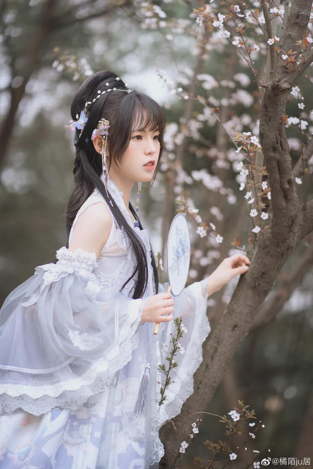 陈佳佳|Lolita：神明有一片星辰大海，藏在少女的发梢和裙摆里