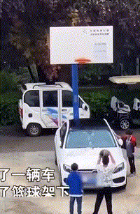 哗哗谈观点 一群孩子在篮球场打球,却被一大人呵斥:没看到我的车在篮筐下吗