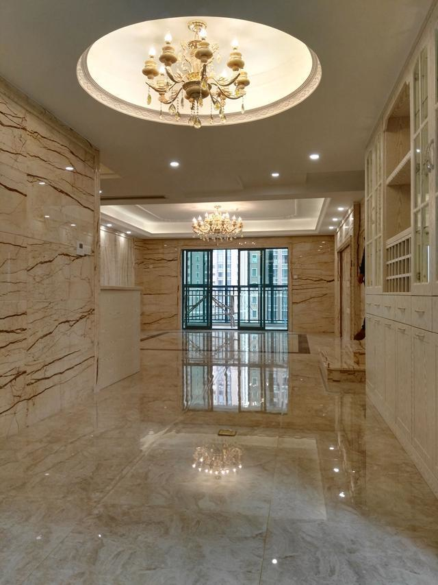 朋友130平新房装修光贴瓷砖就花了10万，人工费3万，大家看值吗？