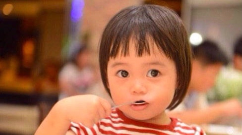 韩寒|韩寒老婆女儿罕见露面,穿长裙配短发气质好,9岁小野眼睛真像爸