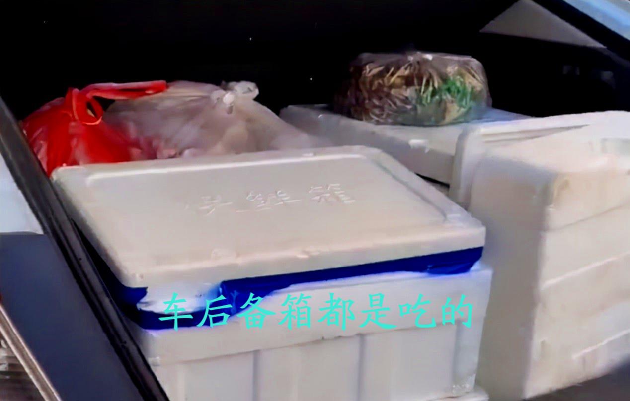 老父亲半夜启程行驶1100多公里，给远嫁的女儿带去一整车的食物