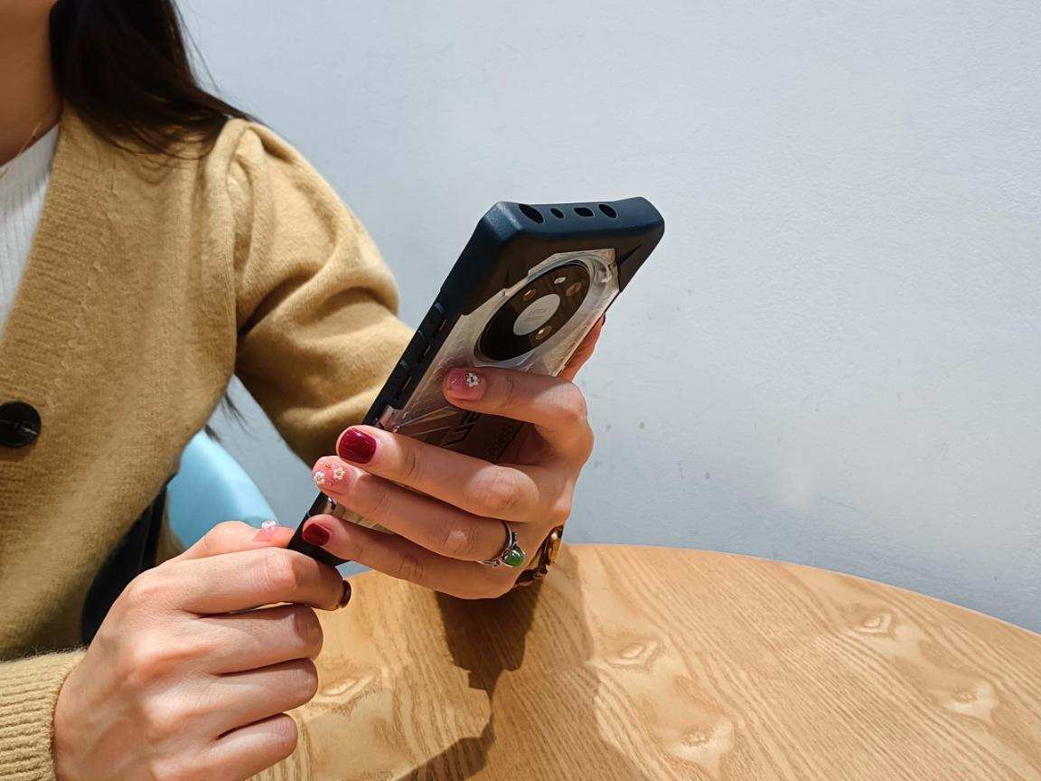 手机想裸奔,又怕碎屏,UAG手机壳你得试试了,给你裸奔的手感