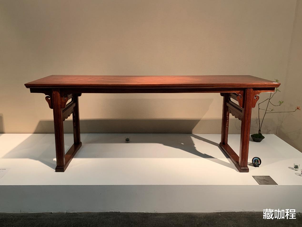 |侧面装券口的不多，黄花梨卷云纹带托泥画案