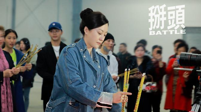 方脸妹说时尚|郝蕾这次逆袭了，43岁穿大白裙入职当老师，座谈会侃侃而谈超严肃