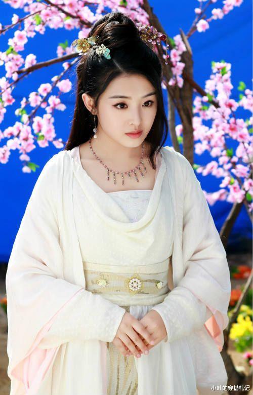 张含韵|张含韵瘦身成功,打扮少女,腿型超好看