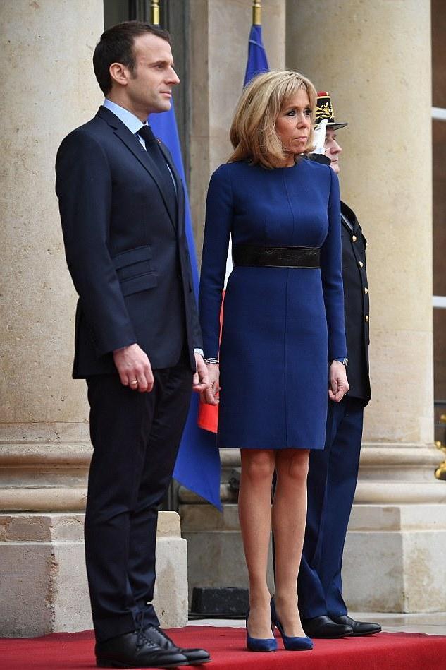 霞光|布丽吉特喜迎结婚14周年纪念日！整容后皮肤好滑，扎起头发太美了