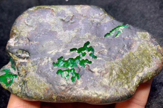 翡翠|帝王绿翡翠原石皮壳特征