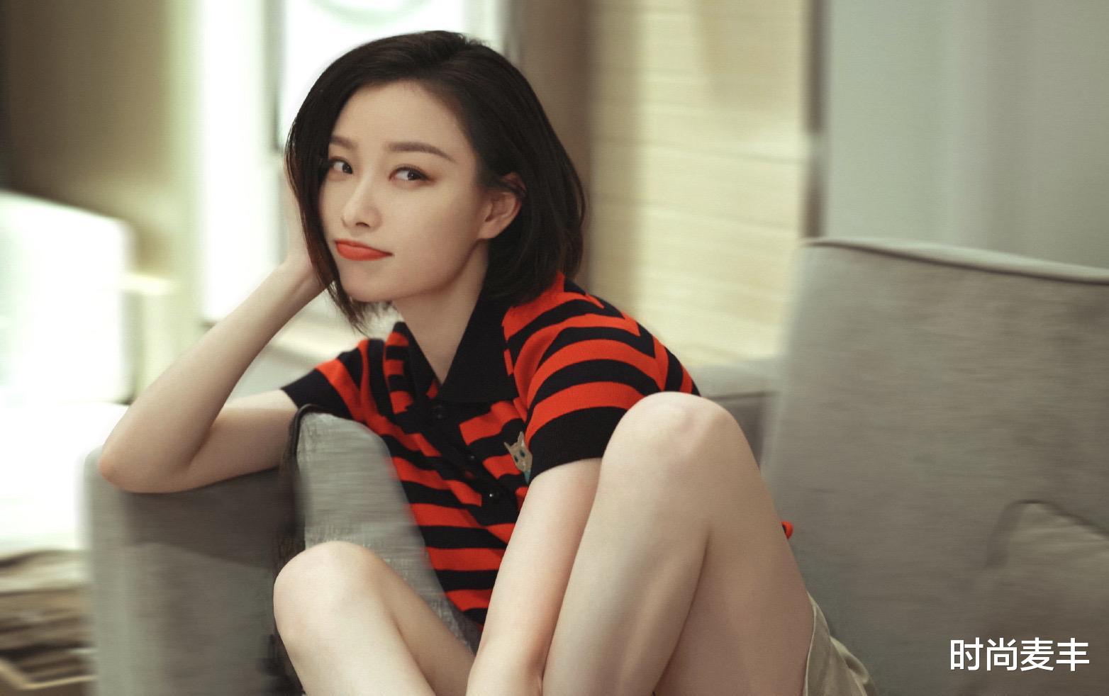 时尚麦丰|倪妮33岁生日写真释出，猫咪刺绣polo条纹衫，笑起来治愈又温暖