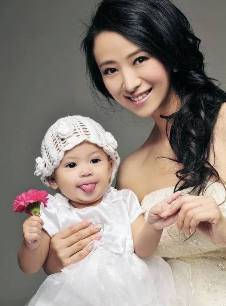 翁虹|翁虹晒全家福为女儿庆生，14岁小水晶长相清纯，和爸爸如复制粘贴