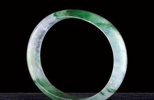 翡翠|面对不同的翡翠首饰，我们该如何进行挑选呢？