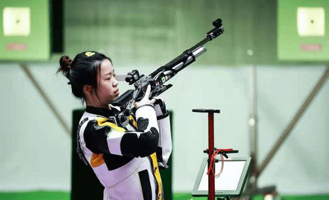 闲鱼有话说|奥运首金女孩杨倩火了，素颜穿卫衣好甜美，同框孙杨现最萌身高差