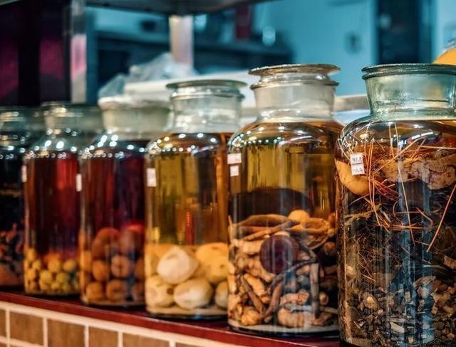 毒蛇 为什么有的毒蛇泡酒好几年,依旧会咬人?蛇究竟有多厉害?