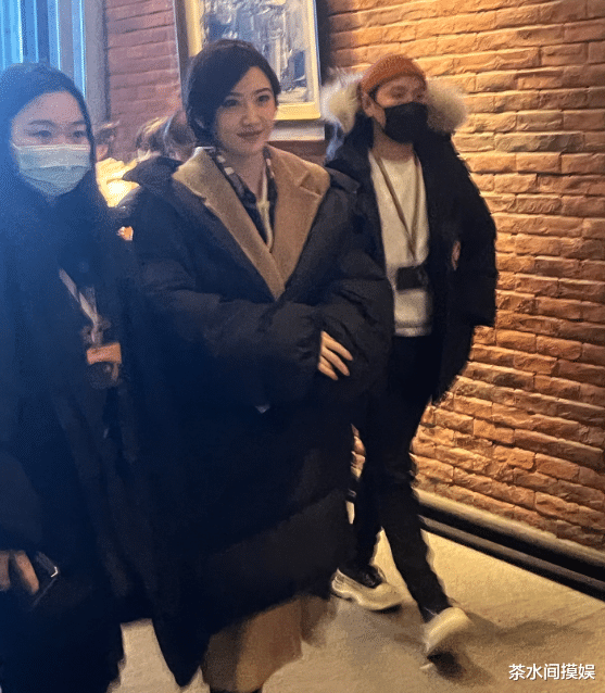 生图|女星年底活动生图：景甜“霸总”、热巴冷艳，杨紫黑衣黑裙显老气