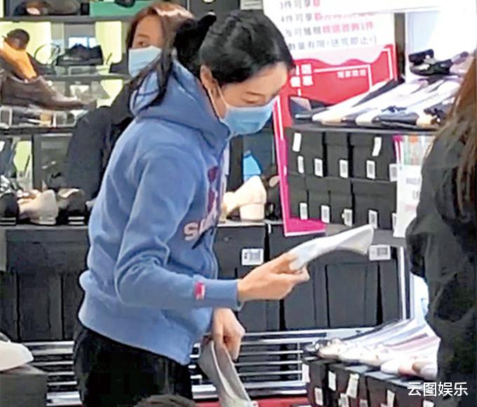 叶翠翠|港姐叶翠翠独自逛商场,素颜示人打扮朴素,身家过亿仍买特价商品