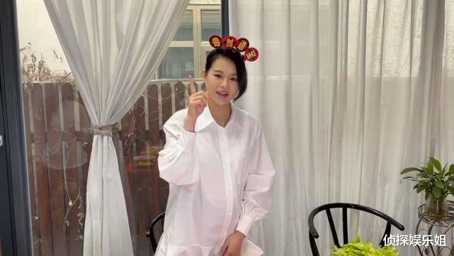胡杏儿|超淡定！胡杏儿上春晚前挺三胎孕肚做年夜饭，怀孕8月状态超好