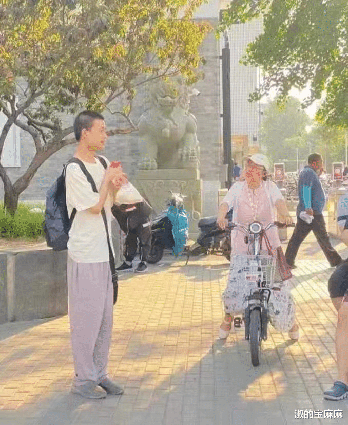 淑的宝麻麻|再次偶遇北大天才韦东奕：手里的馒头还是没变，只是“人”变了