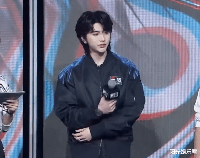 香港小姐|蔡徐坤参加品牌直播，离开了工作室的PS效果，这发量真实了