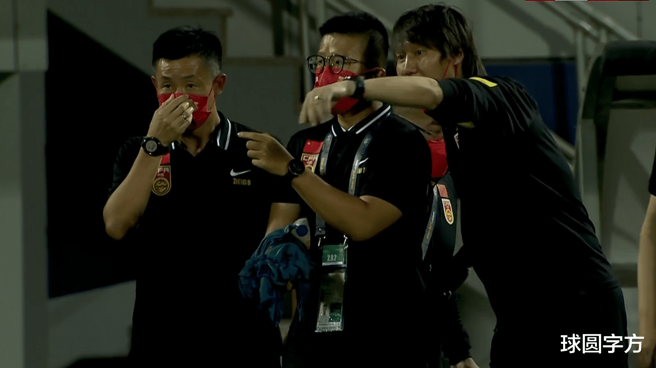 国足|6-4，0-2！国足差点丢球，锋无力依旧，李铁紧张之余不忘招牌动作