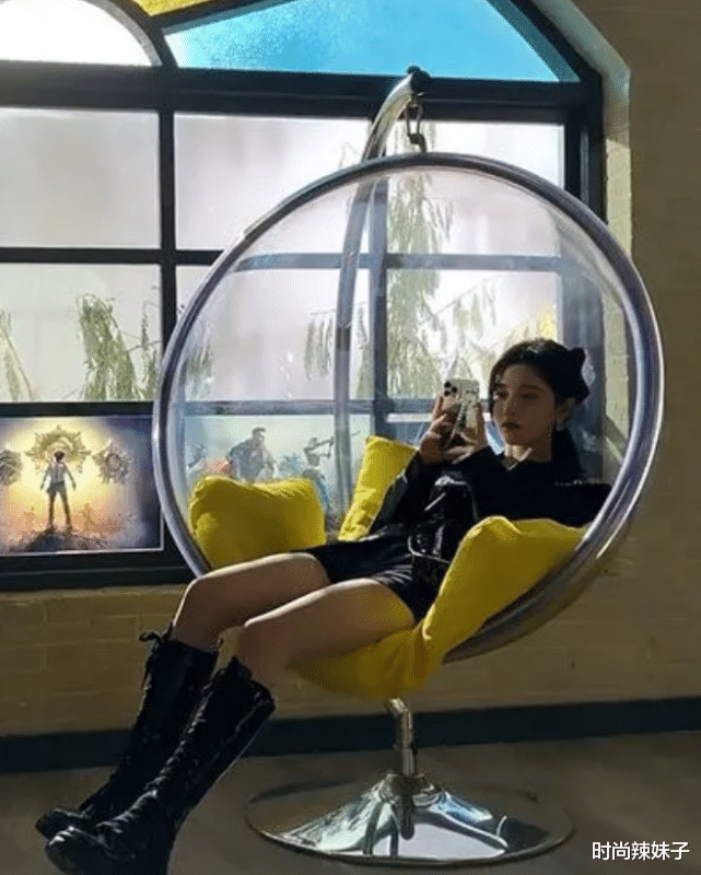 郑爽|鞠婧祎坐吊椅上凹造型，却忘记穿的是短裤，这腿长得让人不敢信