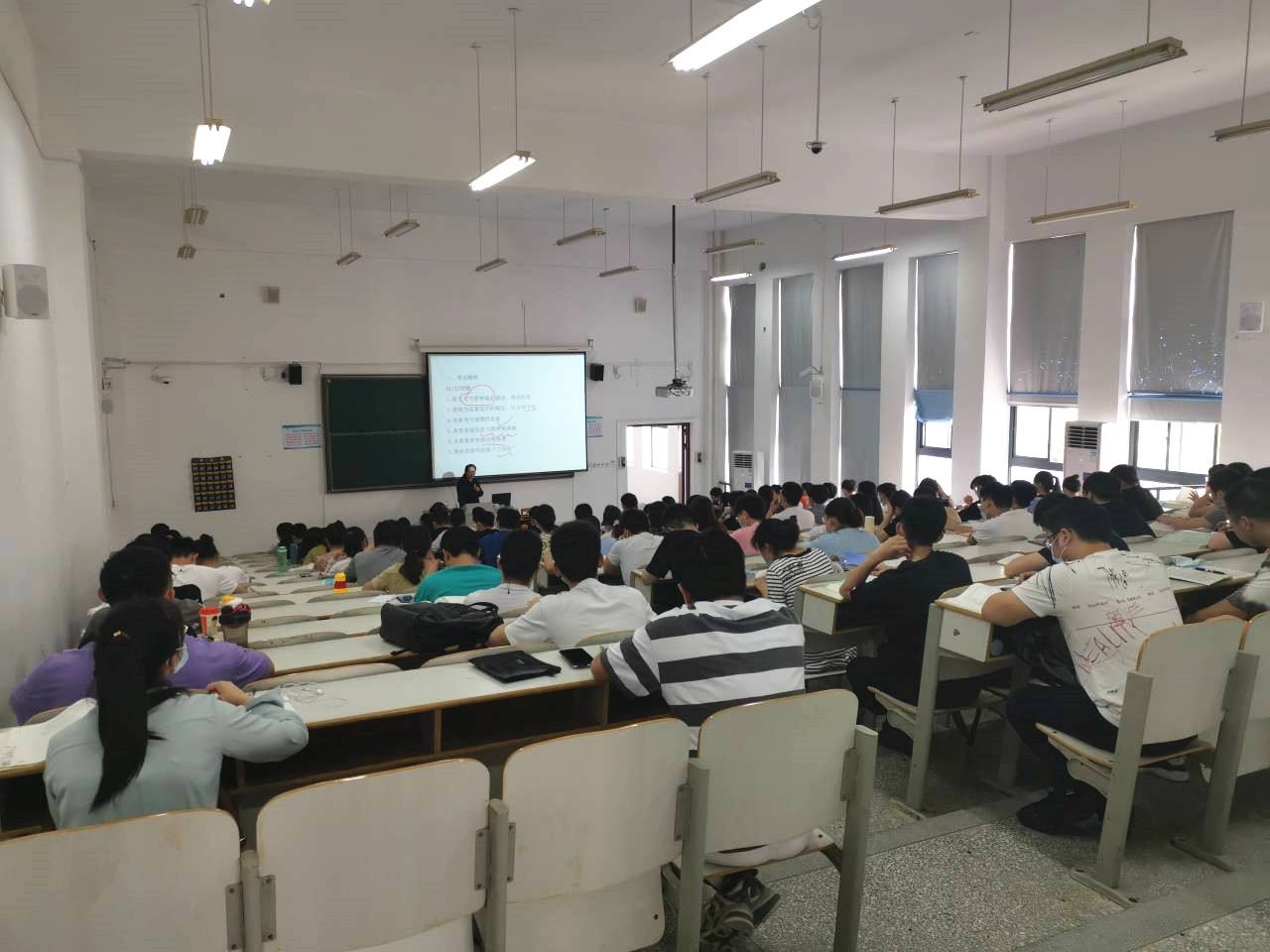 |火车上8名医学生救回心梗男子，“决不放弃生命”，网友纷纷叫好