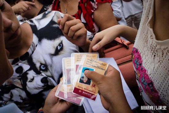 张小斐|横店校花“泛滥成灾”，成群蹲在地上吃盒饭，幻想着一夜成名