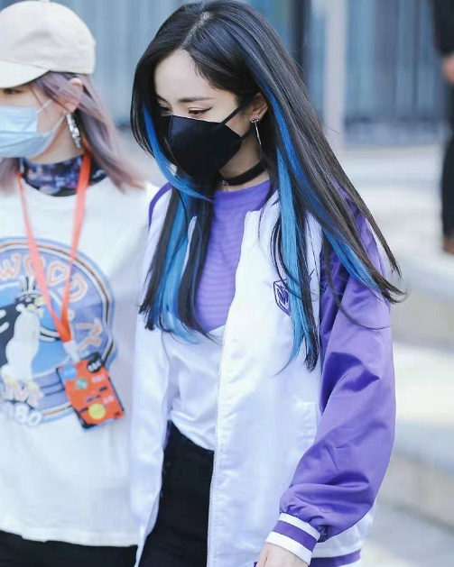 时尚风行派|杨幂真有想法!新路透穿运动服混搭项圈一秒变酷girl,狐狸眼撩人