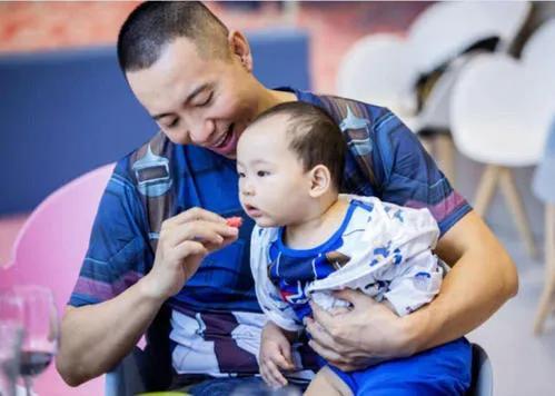 谷智鑫|谷智鑫：34岁拍戏坠马瘫痪，女友照顾他8年，今儿女双全