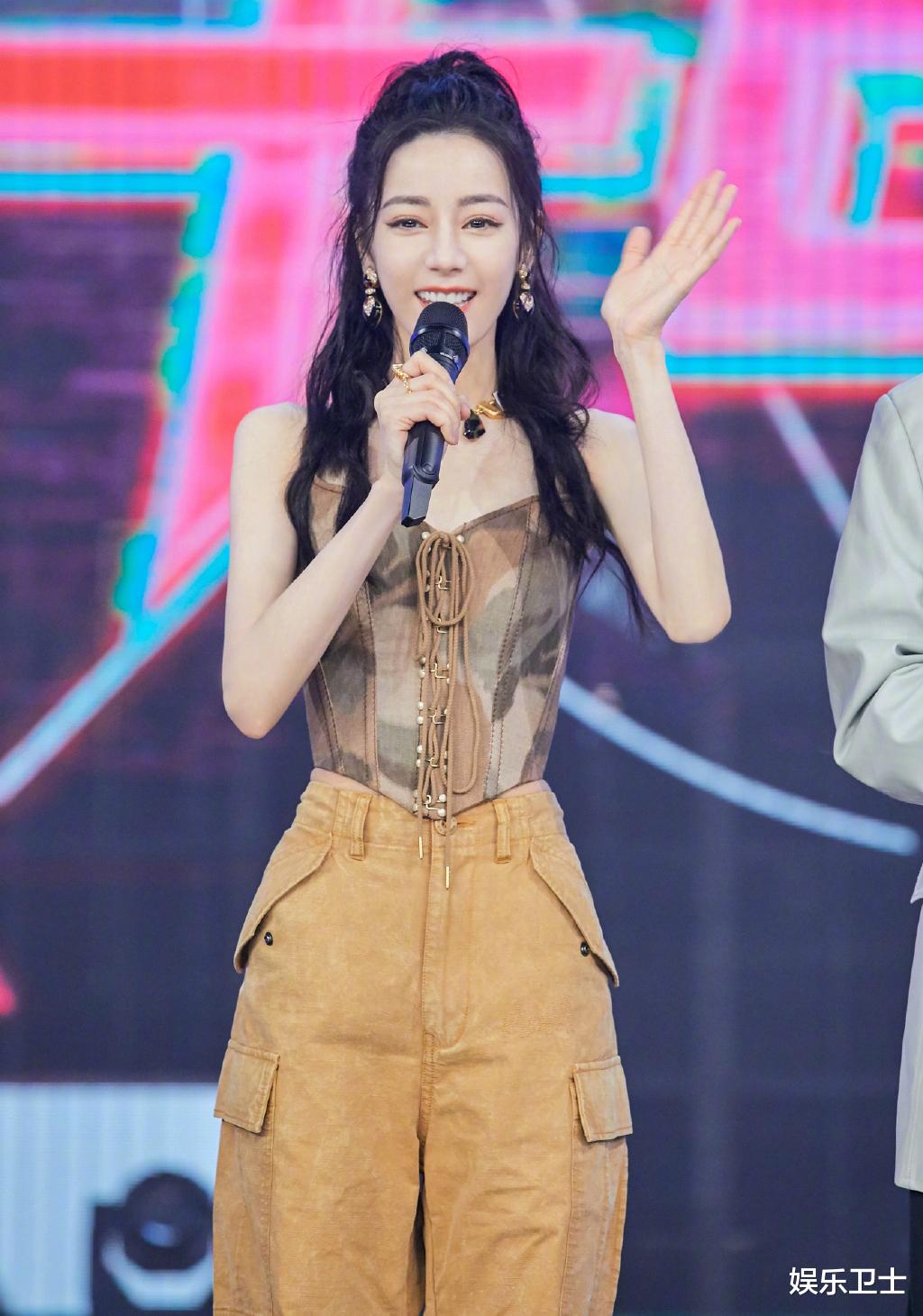 迪丽热巴|杨洋被问迪丽热巴杜海涛舞蹈意外情况，热巴偷递答案好甜，丁程鑫吃瓜磕CP