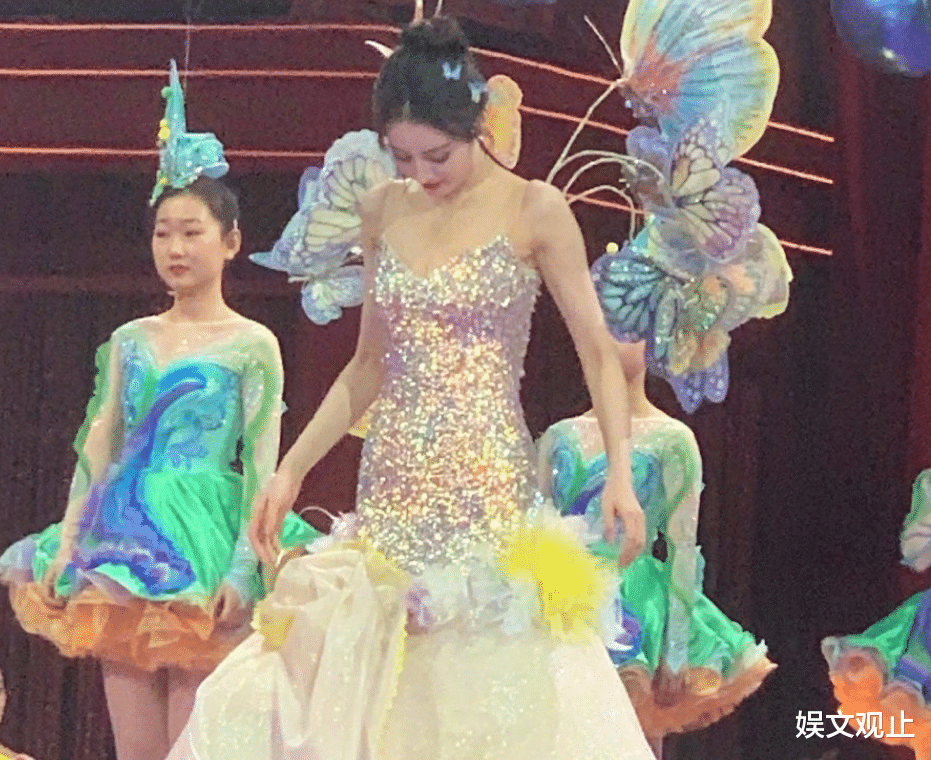 迪丽热巴|迪丽热巴春晚被拍生图，工作人员忘开美颜，28岁状态让人不敢信