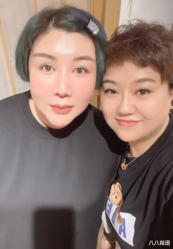 郭麒麟 郭麒麟继母罕见聚会，齐耳发型别着水钻发卡，45岁状态减龄又显瘦