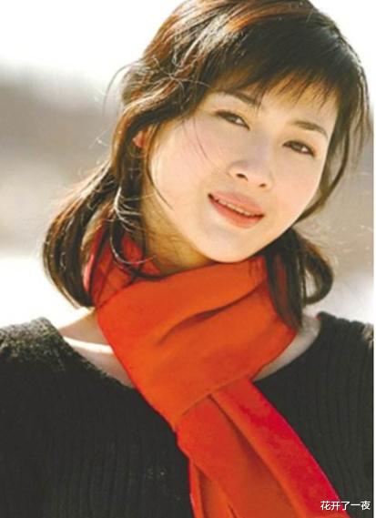 街拍|亮剑女神童蕾：从李云龙老婆到亿万富豪阔太，风光7年后负债1.4亿