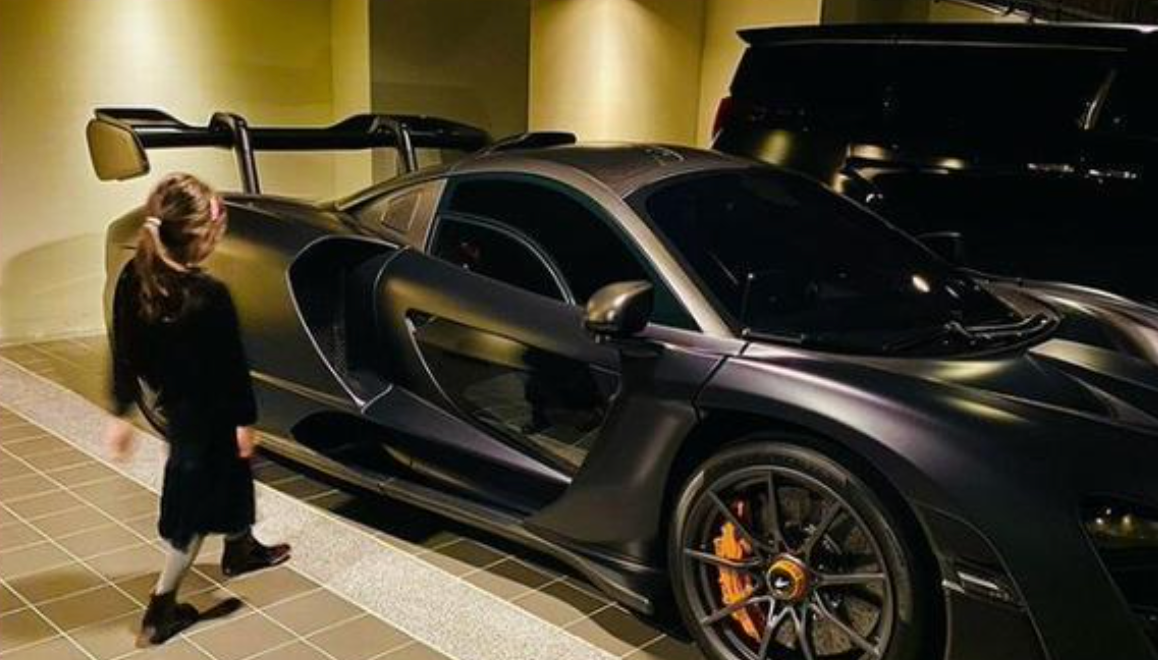 周杰伦|43岁周杰伦晒价值360多万木椅！单脚踩椅上，背后红酒柜满当当