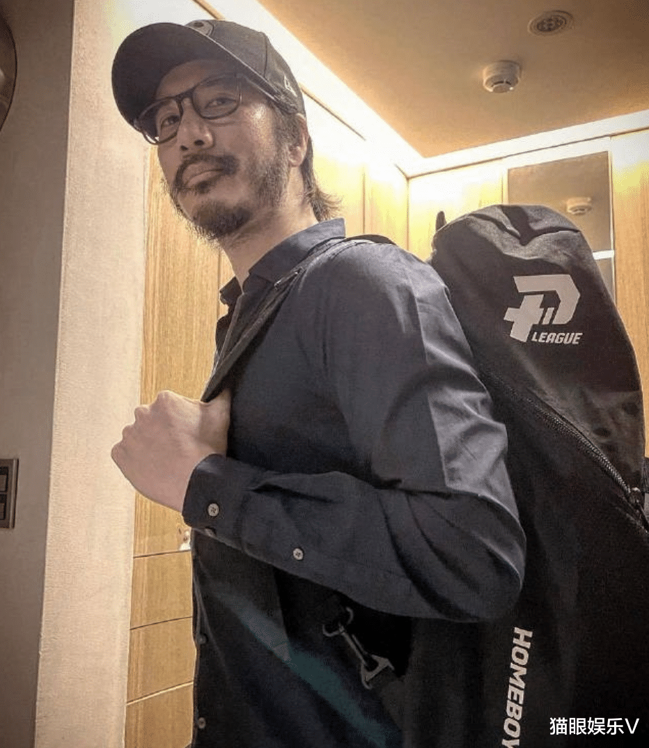 周杰伦|王力宏时隔20年与周杰伦合作！网友催他刮胡子，周杰伦却被夸17岁