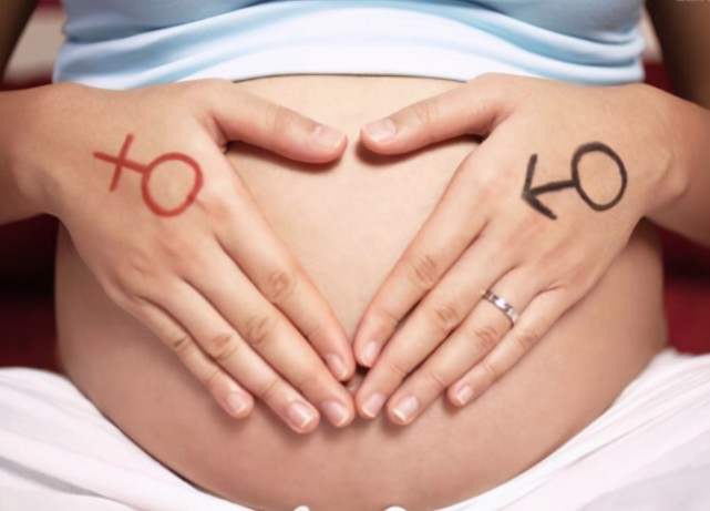 女孩|惠若琪晒大肚孕照，人美腿长状态好， 圆圆肚子网友盲猜怀的女孩