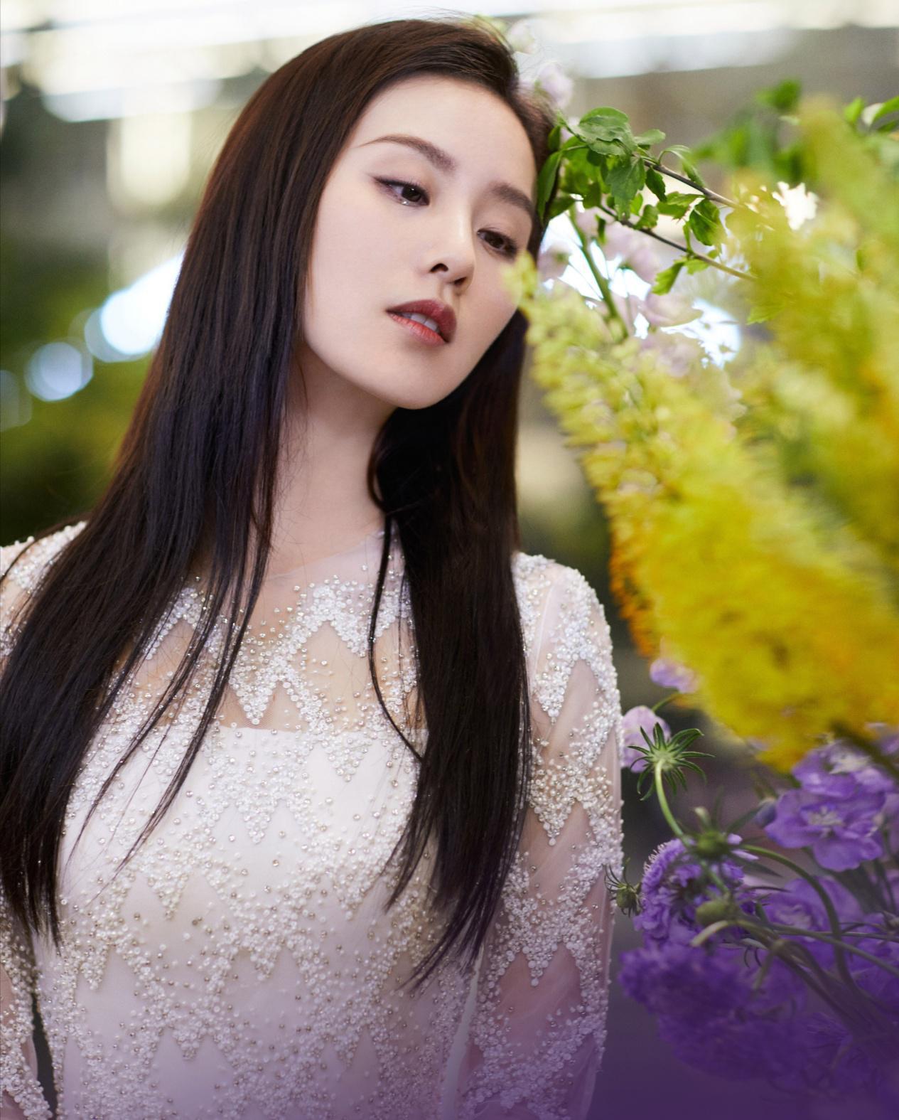 混搭时尚Anna|迪丽热巴泳池拍美照，穿1万水晶背心配8千钉珠裙，在国外美得高调