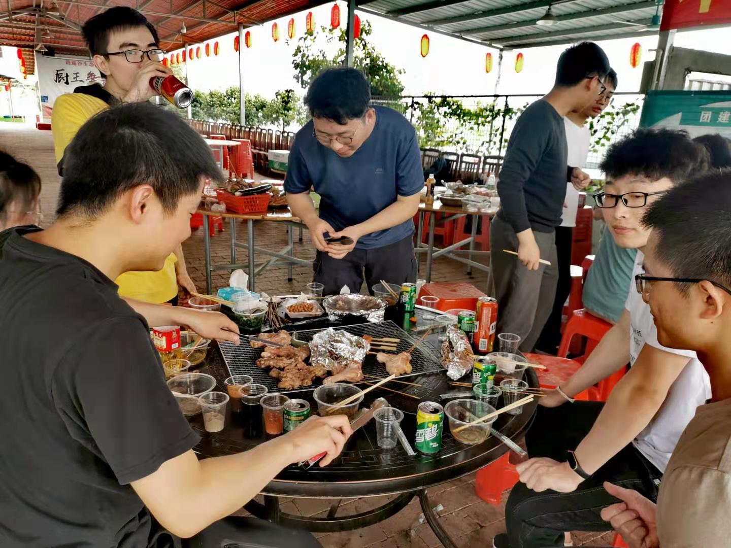 热辣时评 组团去东莞农家乐玩,做饭的全是男人,等吃的全是女人