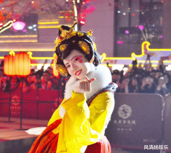 小姐姐|“不倒翁小姐姐”产后复出，舞姿摇曳笑容僵，还是甜甜圈更胜一筹