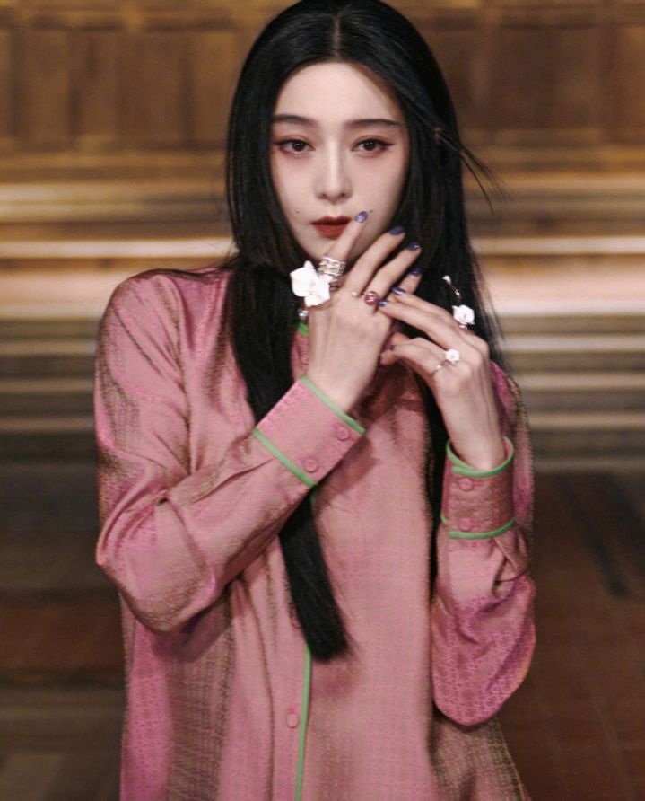 潮帮先生 范冰冰穿高定就没输过，一袭国风西装气场强，脖子上翡翠链更抢眼