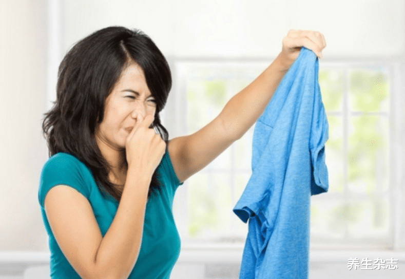 抗生素|晨起若身体3处“发臭”,尽快做个肝功能检查,或是肝脏功能受损