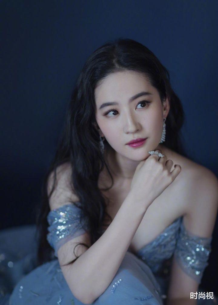 时尚视|谁的纱裙穿搭更胜一筹？刘亦菲精美，热巴性感，谭松韵可爱