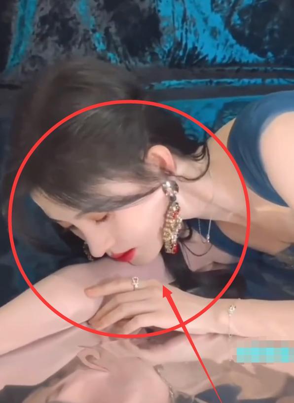 鞠婧祎|鞠婧祎趴地上摆拍，下巴不经意压在胳膊上，“凹陷程度”说明一切