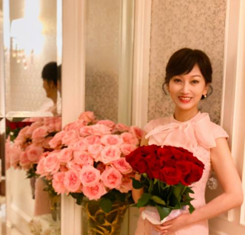 赵雅芝|赵雅芝豪宅开派对，老公的尺度惹非议：你装淡定的样子，真令人心疼