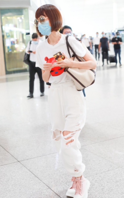 美人哒|鲁豫这纸片身材随便穿穿就很时尚，卡通T恤都能穿出高级感，服了