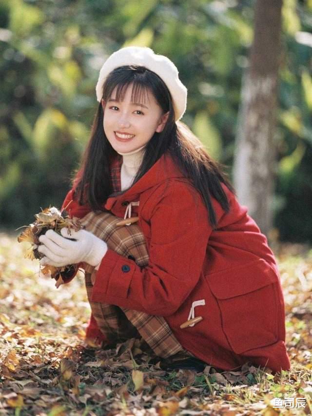 鱼司辰 40+想甩掉大妈感,大衣搭配直筒裤和半身裙,精致好看又显贵