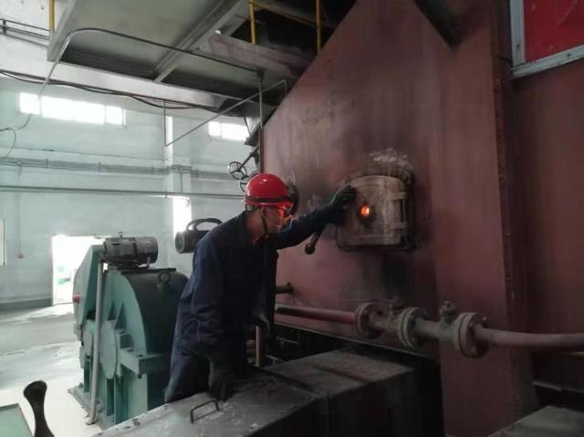 生活报 新春佳节,他们与设备为伴、与工具共舞